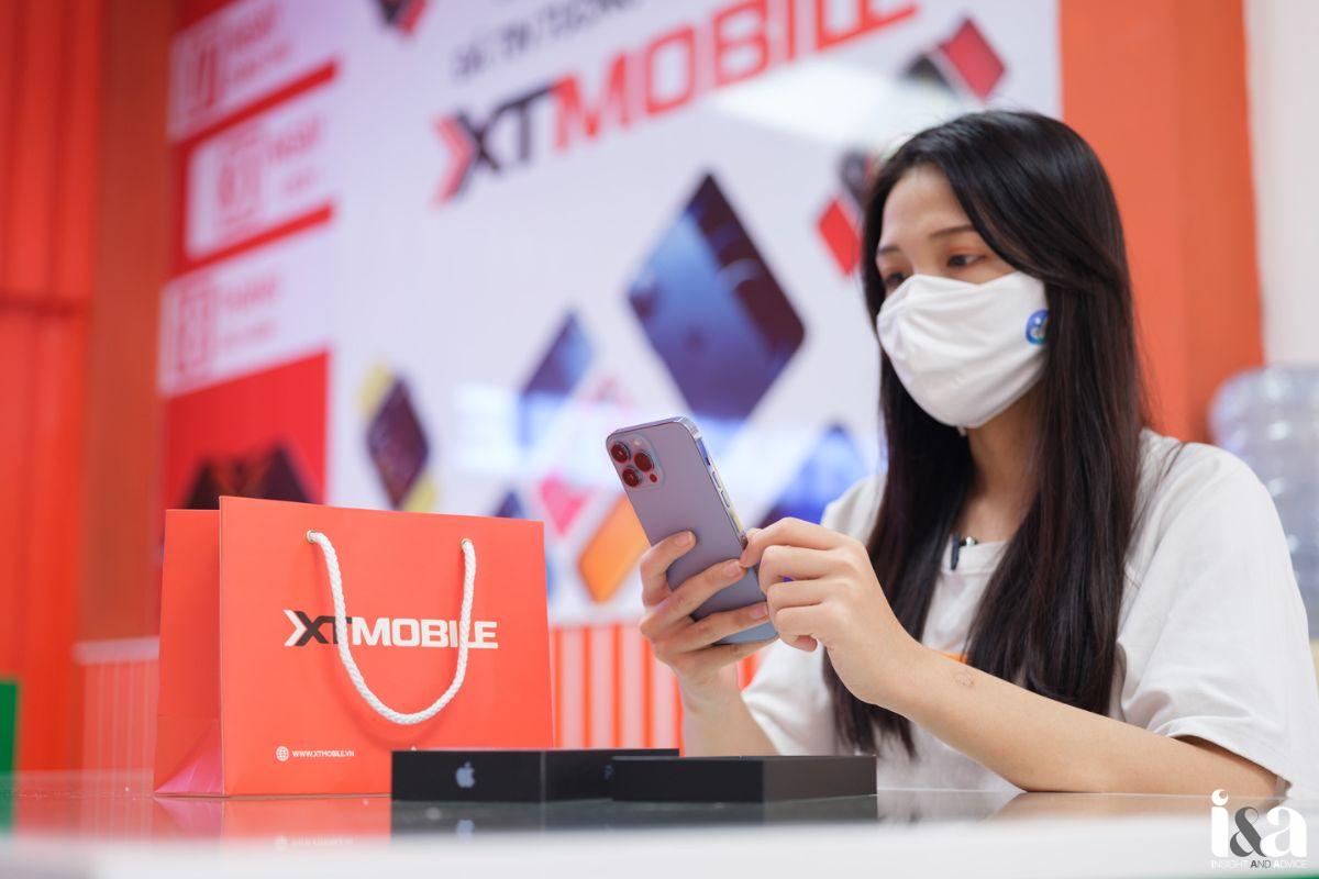 khách hàng đang xem điện thoại iPhone mới tại XT Mobile