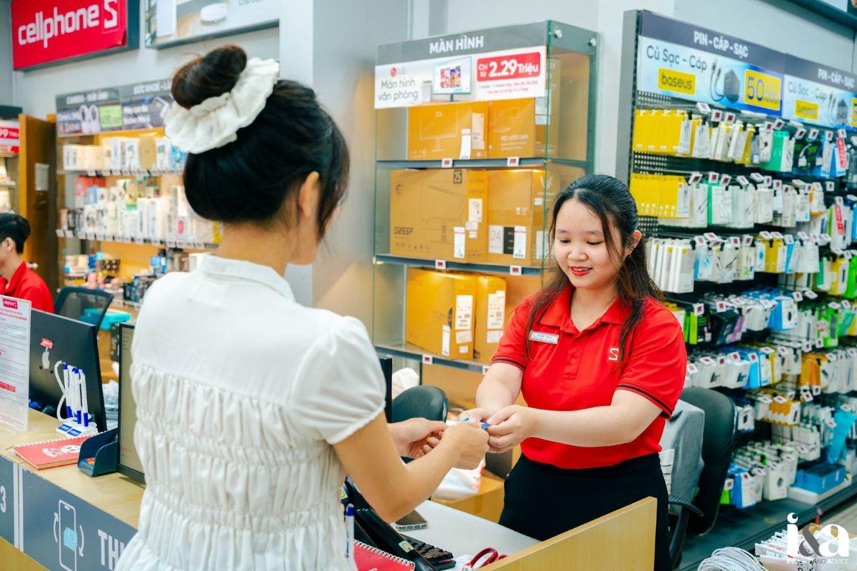khách hàng tại CellphoneS đang thanh toán