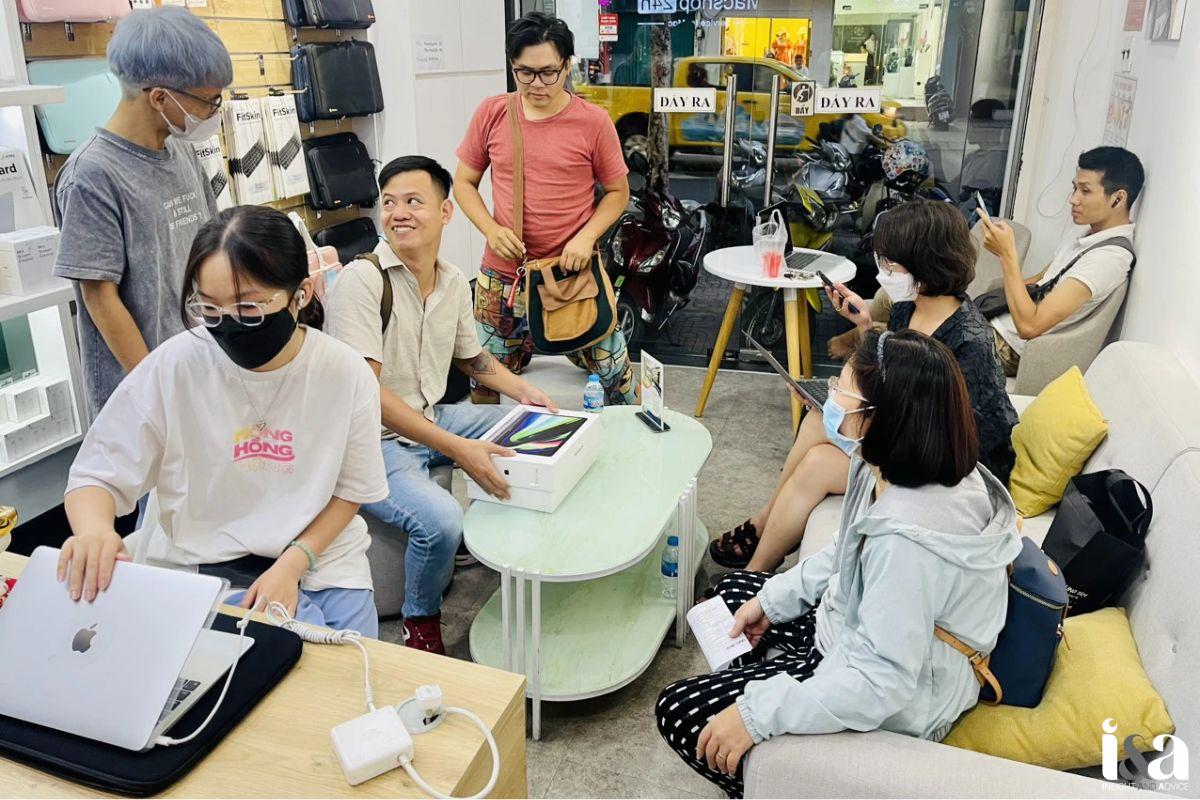 khách hàng tại cửa hàng Macshop24h