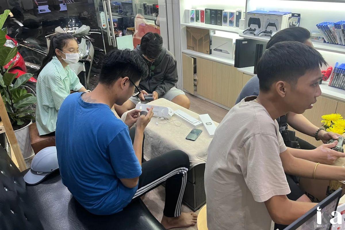 khách hàng bên trong cửa hàng Tiến Trần Mobile