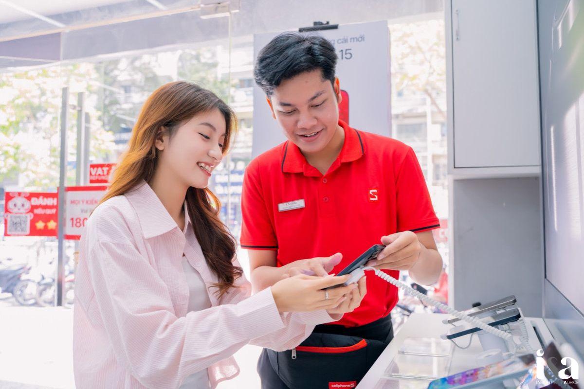 Nhân viên CellphoneS tư vấn khách hàng