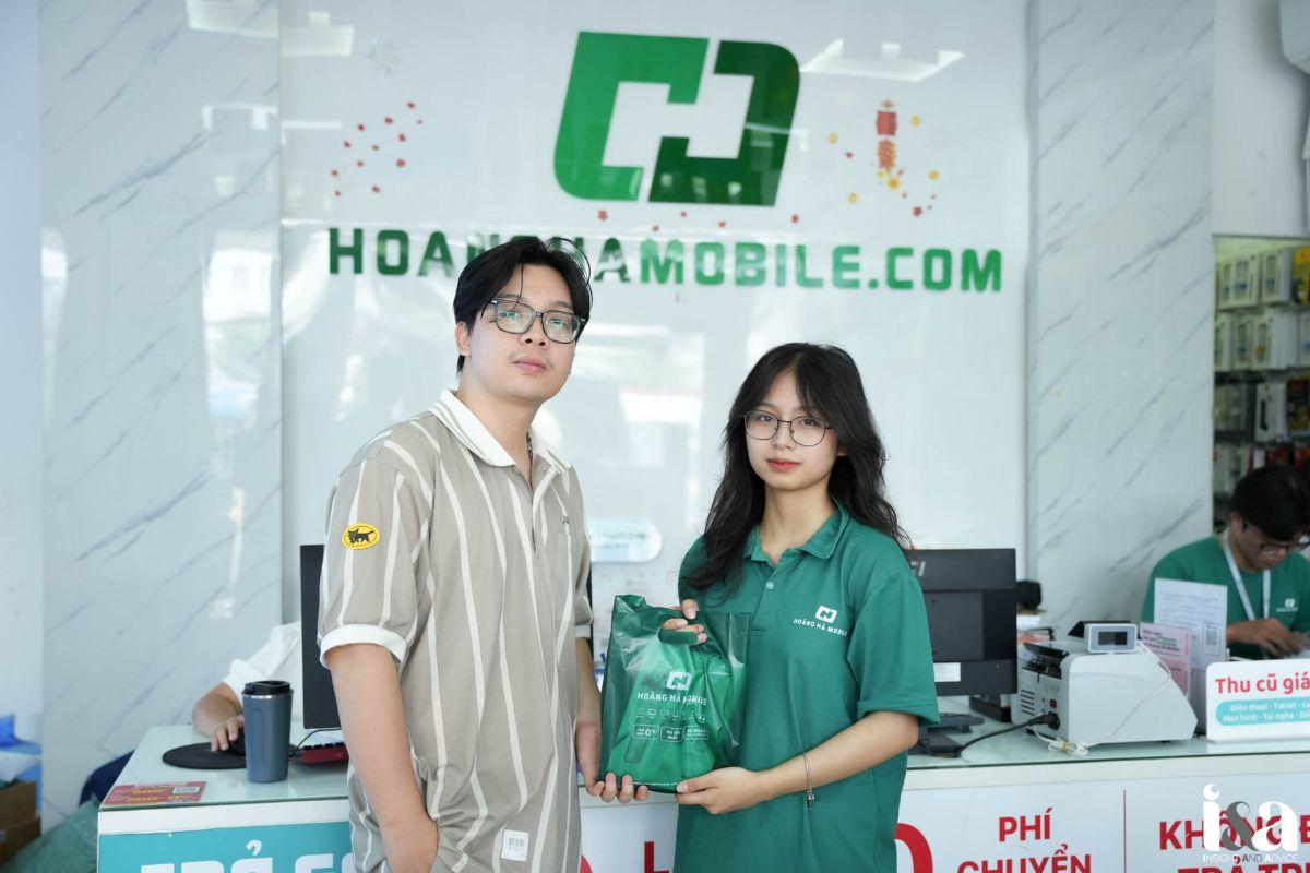Nhân viên và khách hàng tại Hoàng Hà Mobile