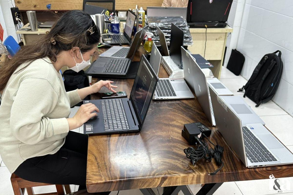 Khách hàng được test máy tại Laptop Triều Phát