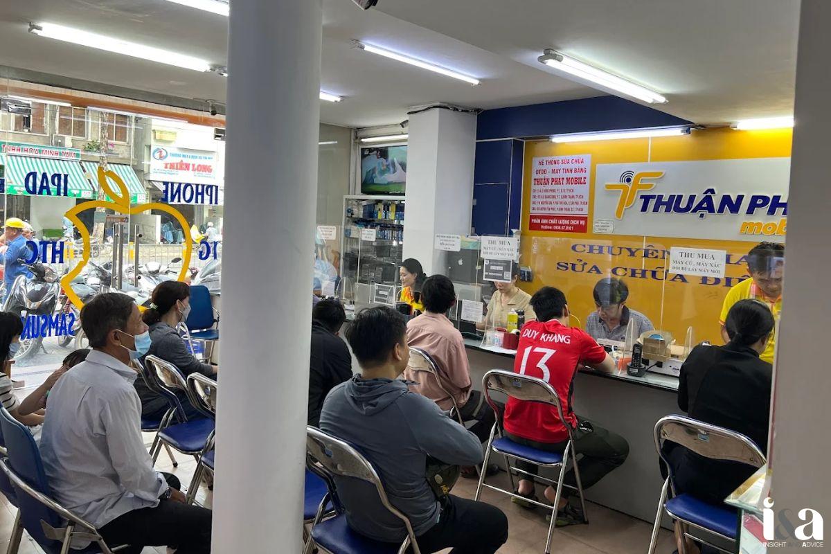 Khách hàng đang ngồi chờ dịch vụ tại Thuận Phát Mobile