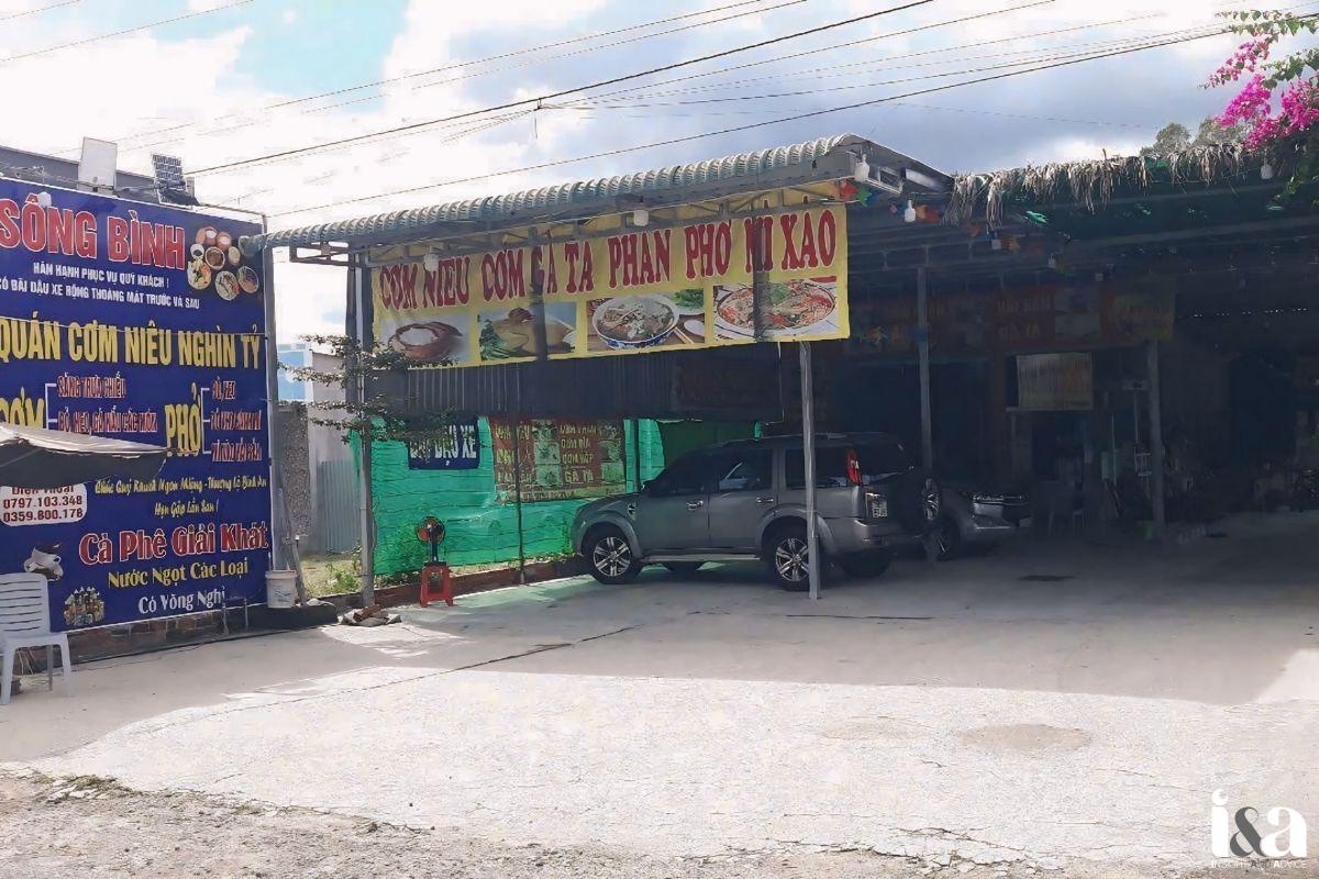 Không gian bên ngoài quán cơm niêu