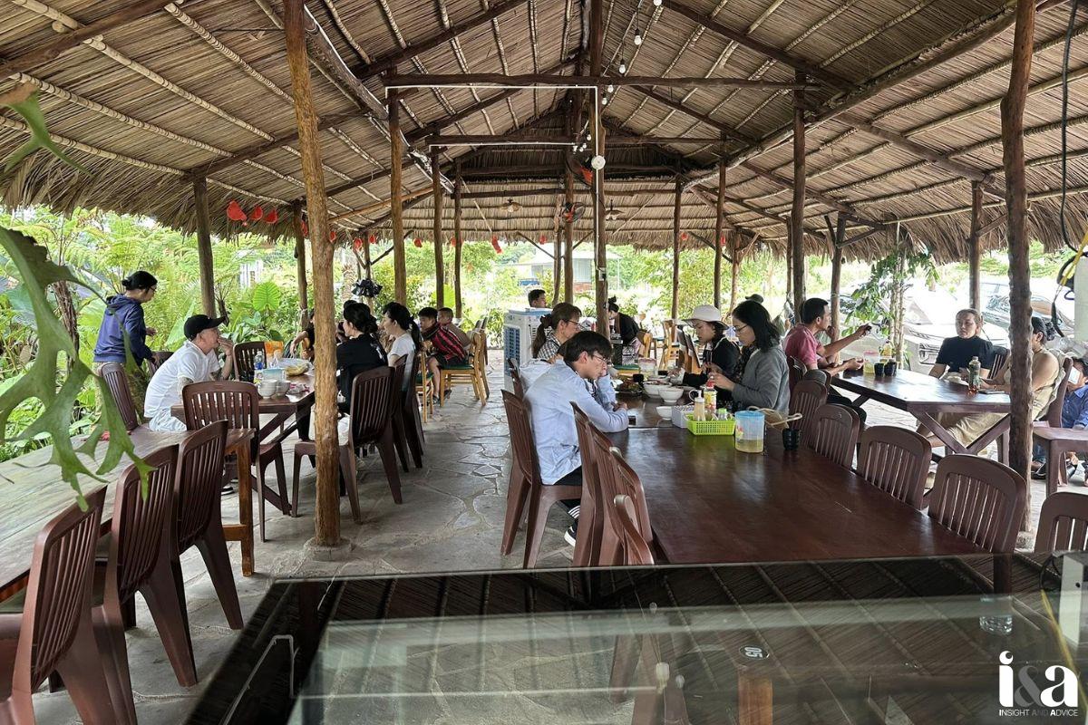 Không gian quán Cơm niêu Bản Mộc