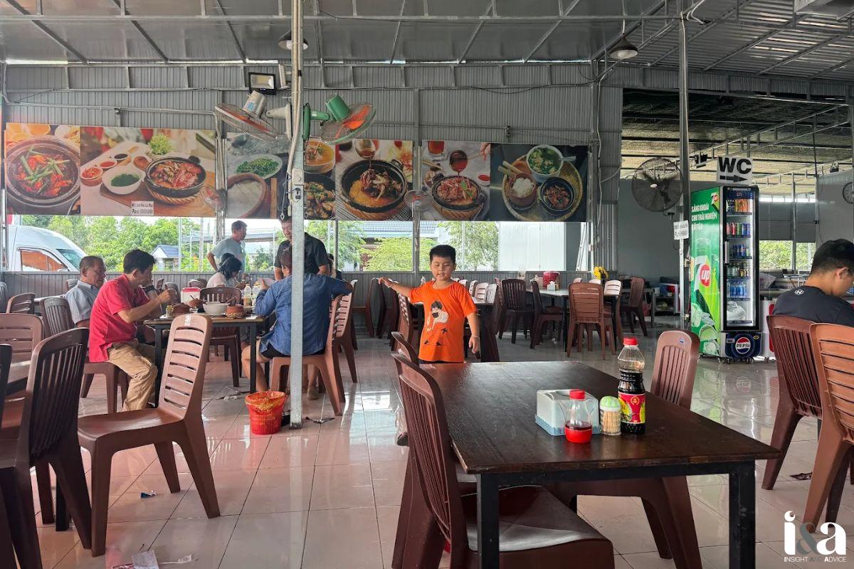 Không gian quán Cơm niêu Lộc Phát