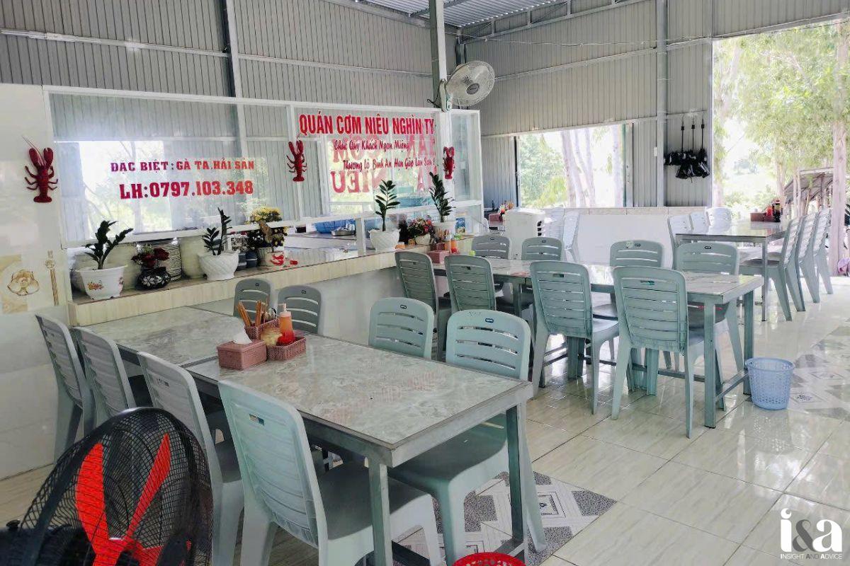 Không gian quán Cơm niêu Nghìn Tỷ