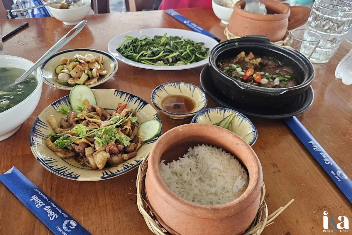 Món ăn tại Cơm niêu Sông Bình