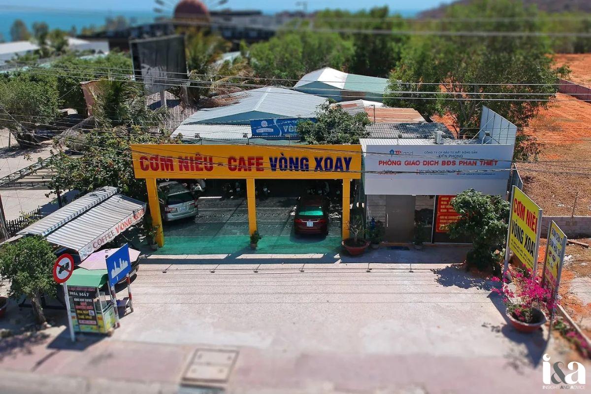 Toàn cảnh quán Cơm niêu Cafe Vòng Xoay