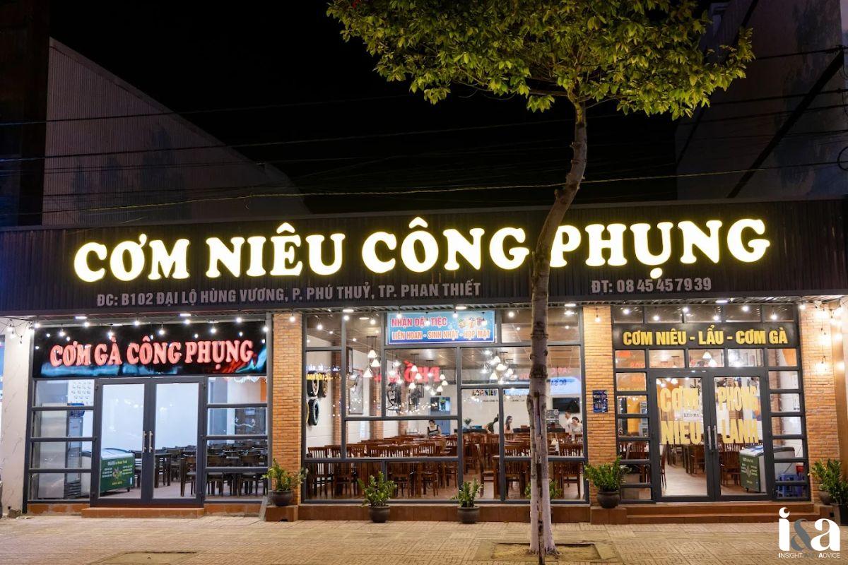 Mặt tiền quán Cơm niêu Công Phụng