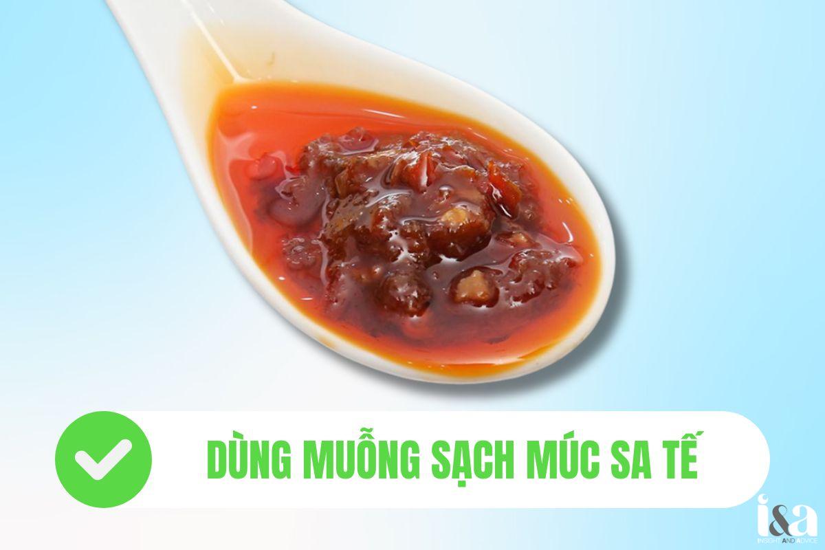 Dùng muỗng sạch múc sa tế