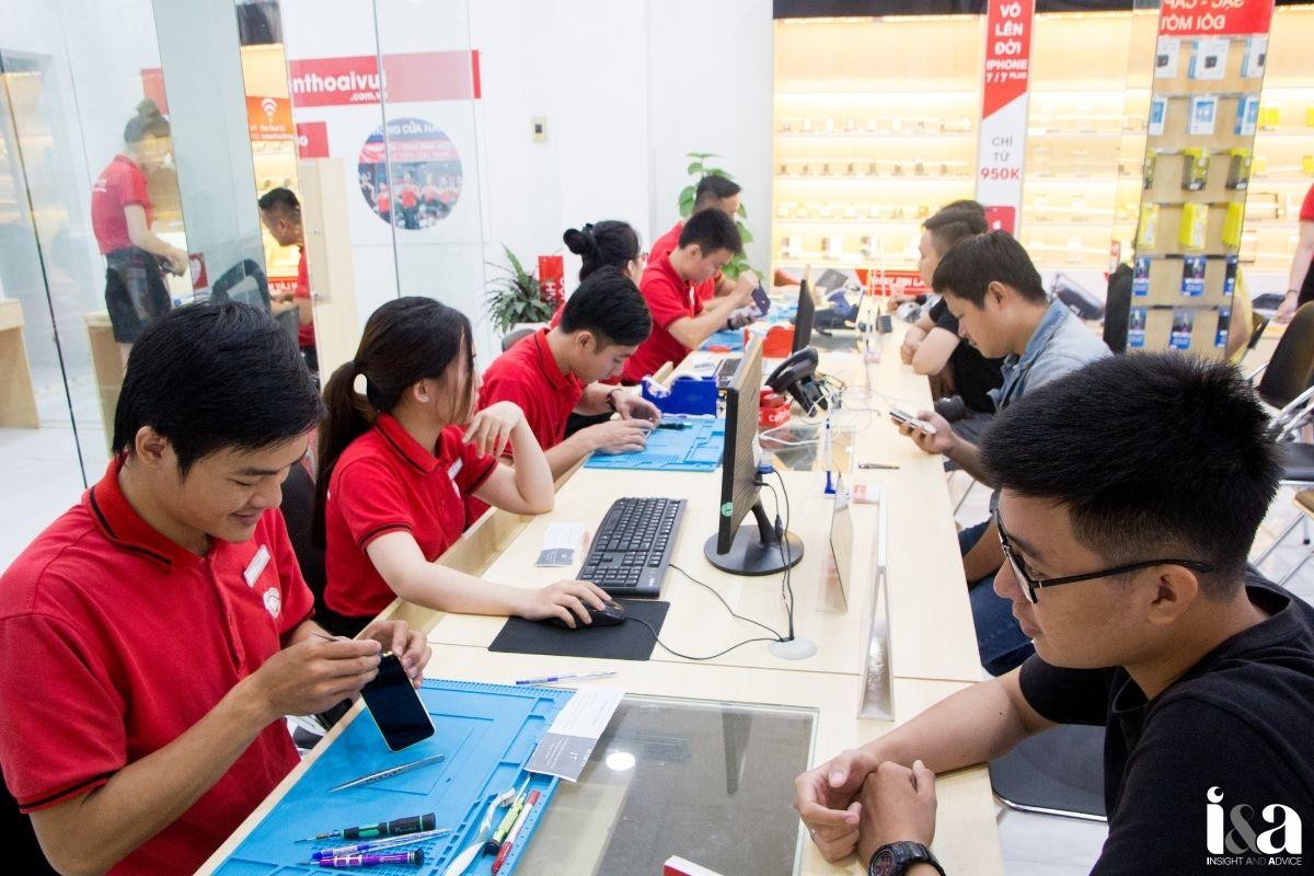 Kỹ thuật viên Điện Thoại Vui đang trực tiếp kiểm tra và sửa chữa cho khách hàng tại quầy dịch vụ