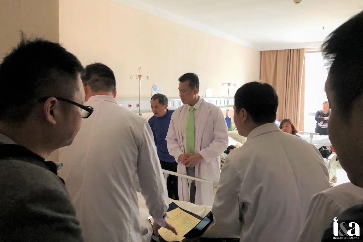 Bác sĩ Kieu thăm bệnh tận tình