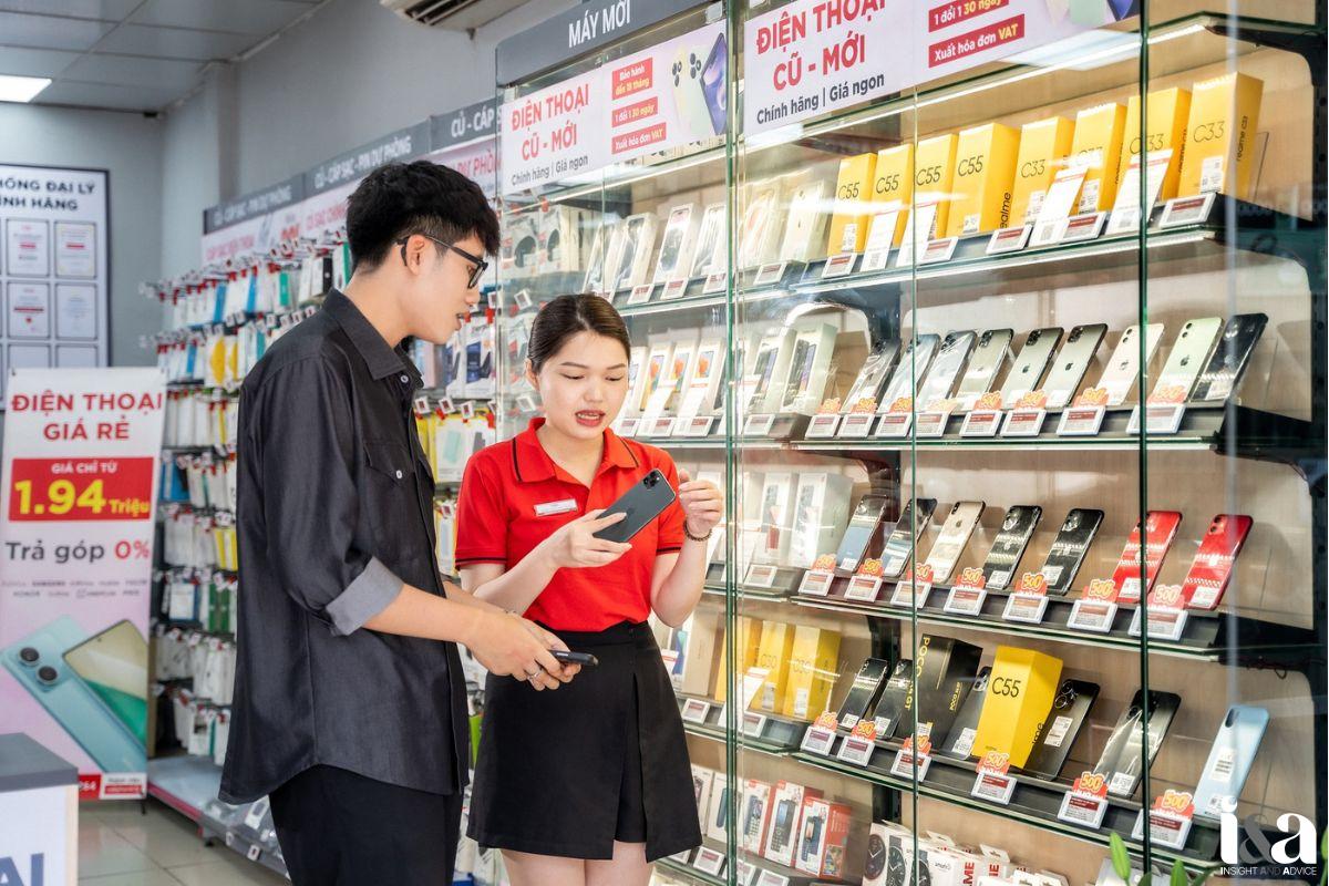 Nhân viên Điện Thoại Vui tư vấn cho khách hàng