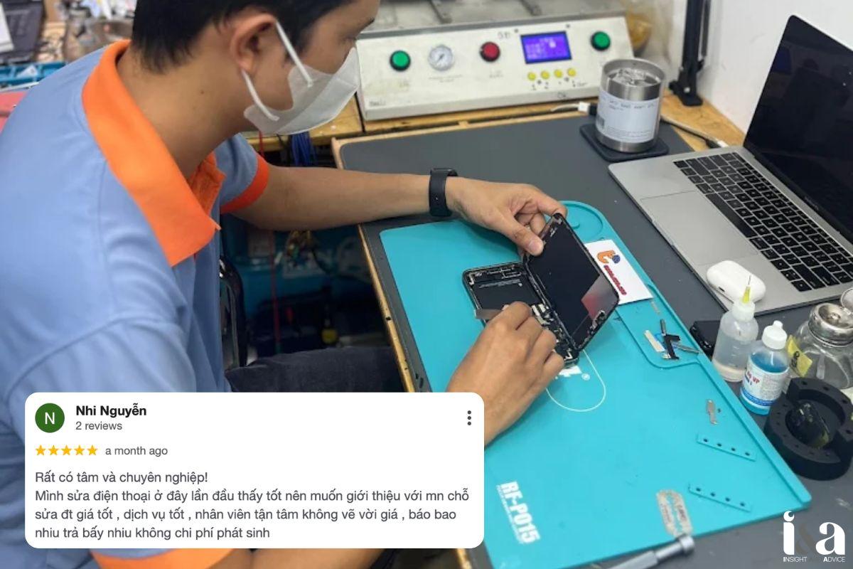 Kỹ thuật viên Thành Trung Mobile đang thay kính