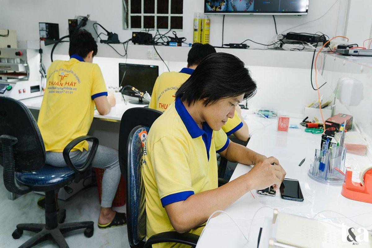 Đội ngũ kỹ thuật viên Thuận Phát Mobile