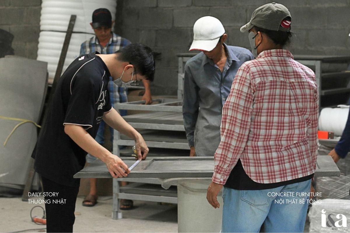 Nhân viên xưởng Sconcrete làm việc