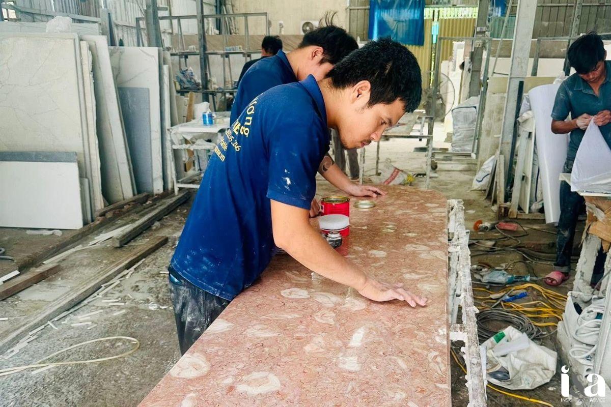 Nhân viên Newstone đang mài đá