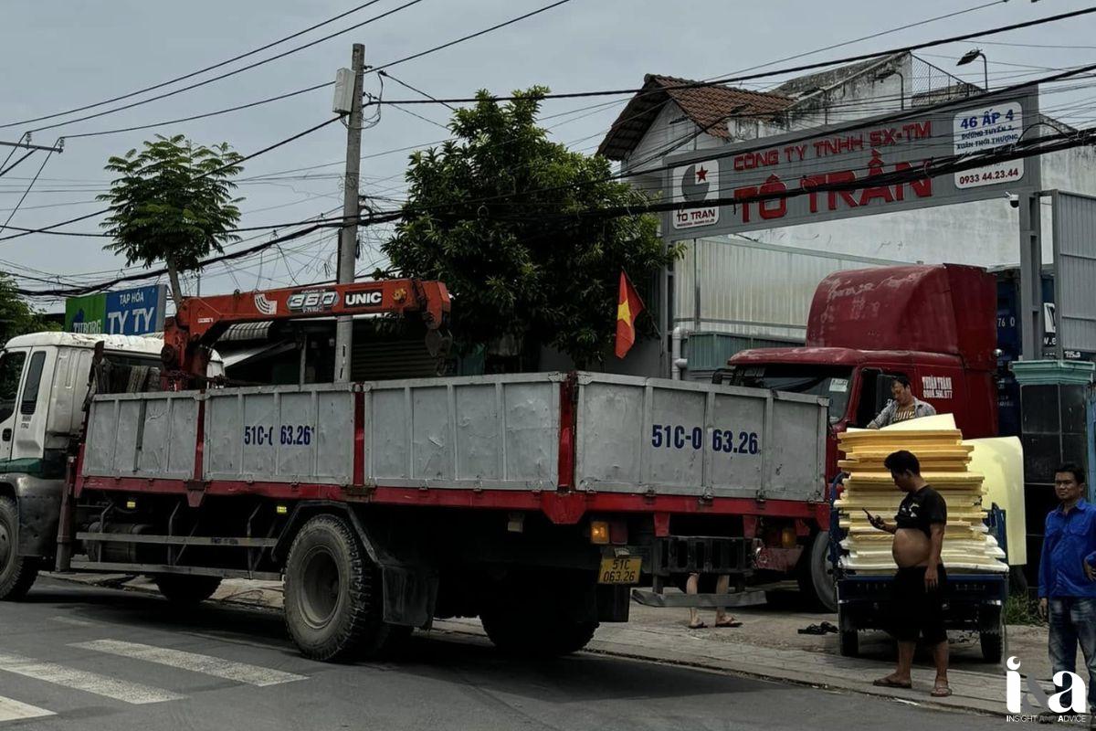 Bên ngoại xưởng Tô Trần