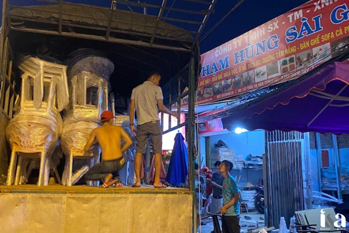 Nhân viên xưởng Phạm Hùng đang vận chuyển