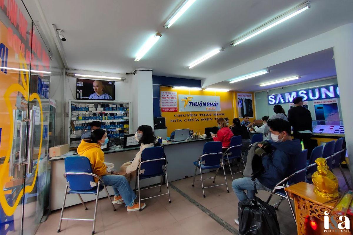 Không gian bên trong cửa hàng Thuận Phát Mobile
