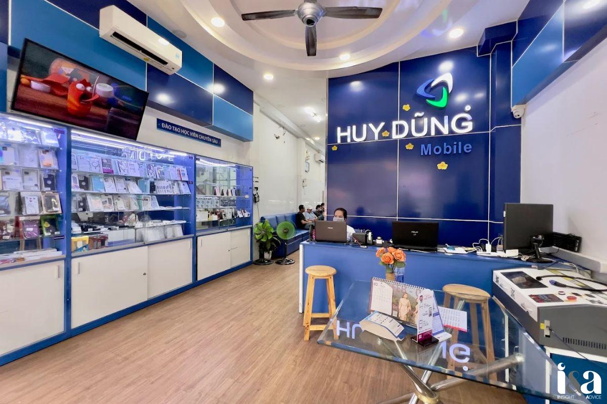 Không gian bên trong cửa hàng Huy Dũng Mobile