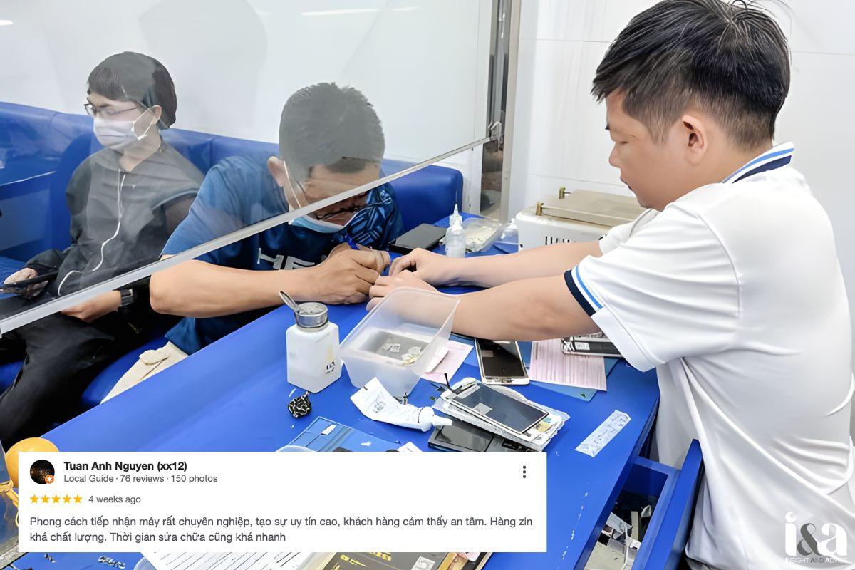 Kỹ thuật viên Huy Dũng Mobile đang hỗ trợ khách hàng ký tên lên linh kiện