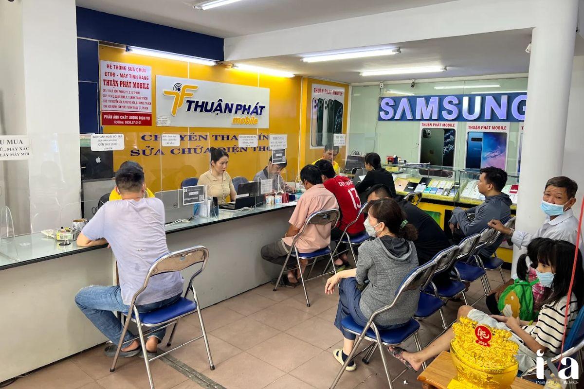 Cảnh khách hàng bên trong shop Thuận Phát Mobile