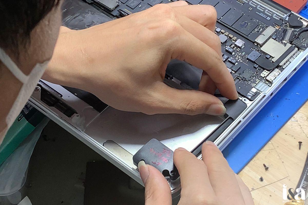 Kỹ thuật viên Huy Dũng Mobile thao tác thay loa Macbook