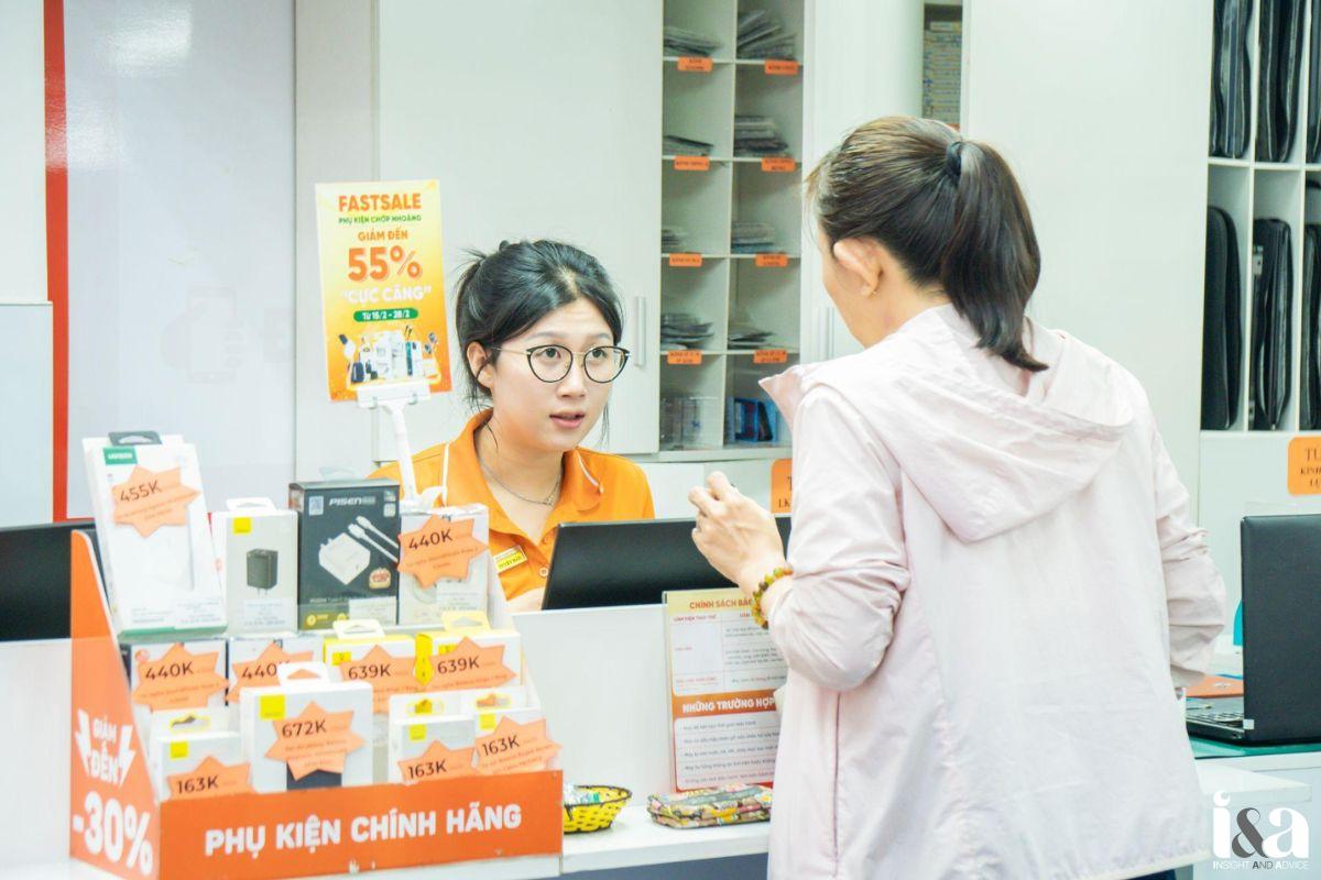 Nhân viên Fastcare tận tình tư vấn