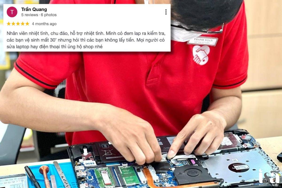 Kỹ thuật viên Điện Thoại Vui đang kiểm tra Macbook