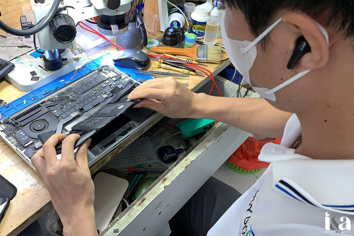 Kỹ thuật viên Huy Dũng Mobile đang kiểm tra Macbook