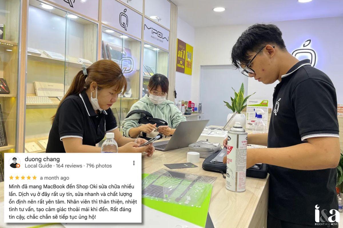 Kỹ thuật viên QMac Store và khách hàng
