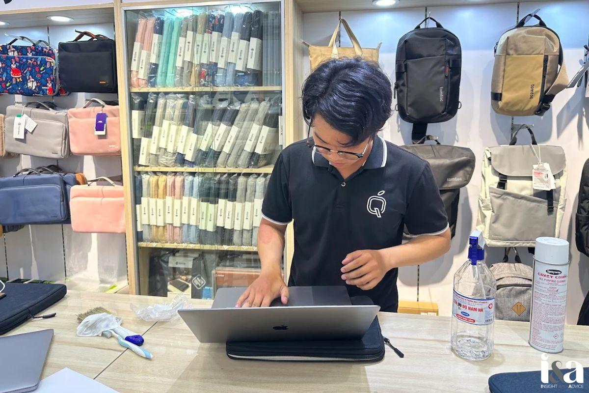 kỹ thuật viên tại QMac Store