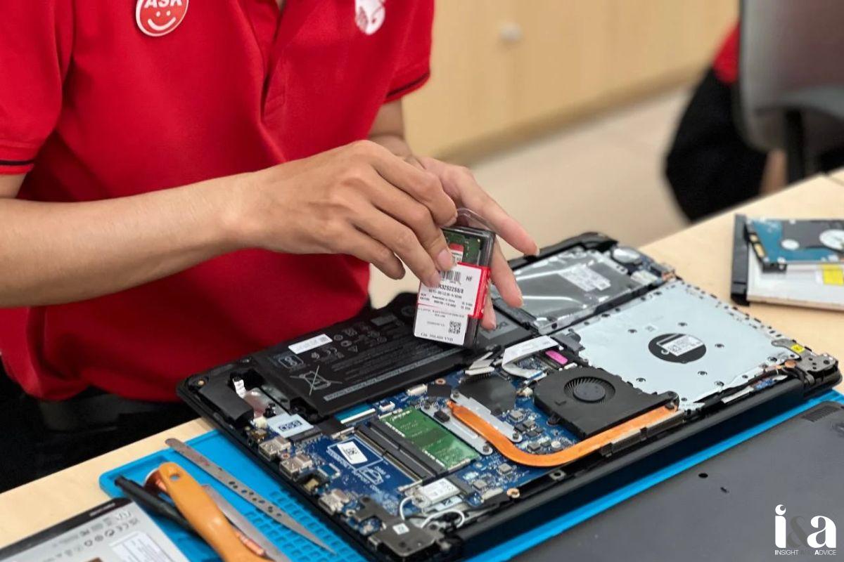 Kỹ thuật viên của Điện Thoại Vui đang thao tác