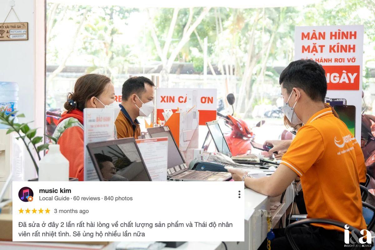 Khách hàng và nhân viên tư vấn tại Fastcare