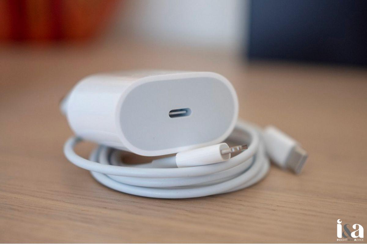 Kiểm tra nguồn điện đang cắm sạc