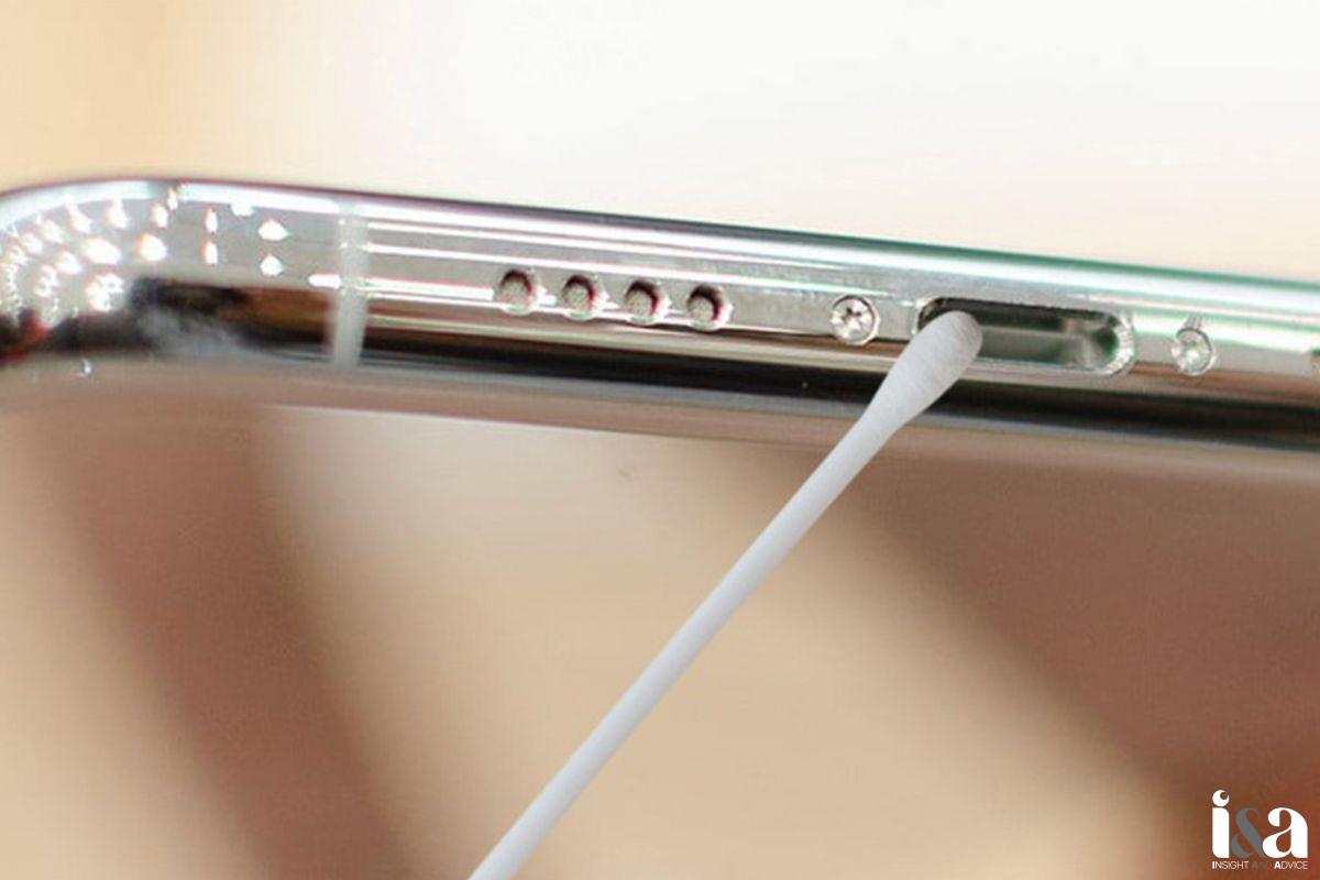 Vệ sinh cổng sạc điện thoại