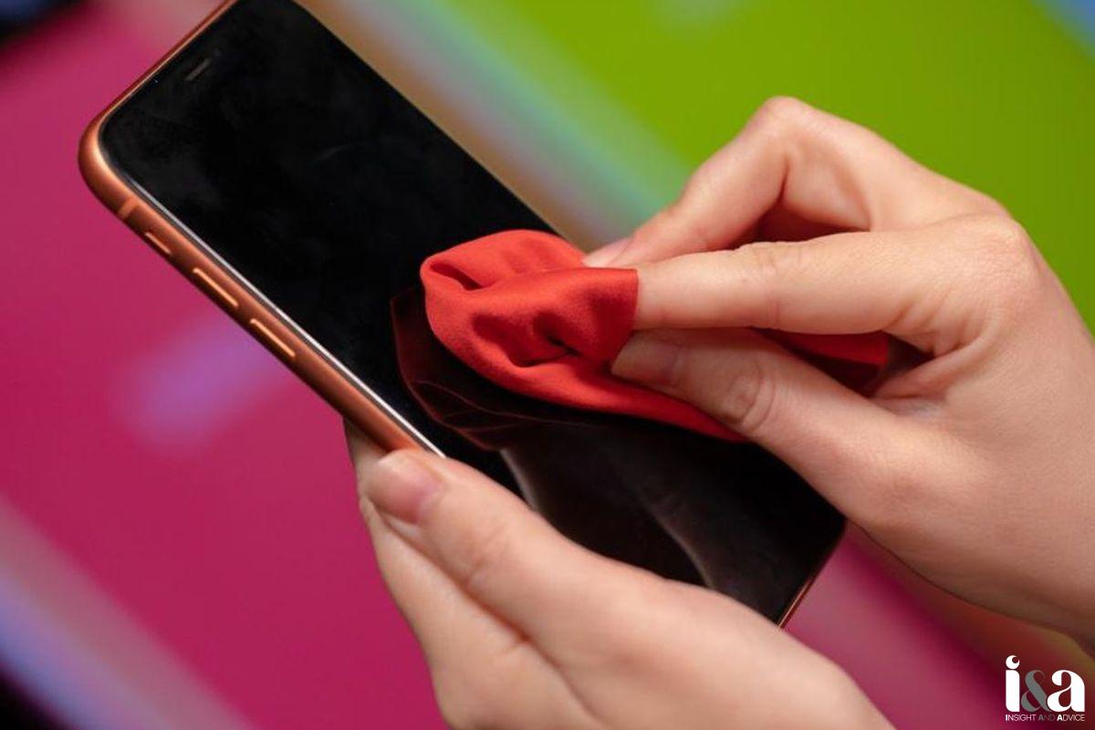 Vệ sinh màn hình iPhone