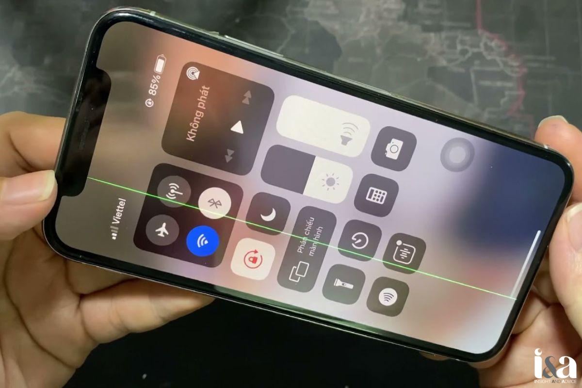 Có nhiều nguyên nhân dẫn đến iPhone bị sọc màn hình