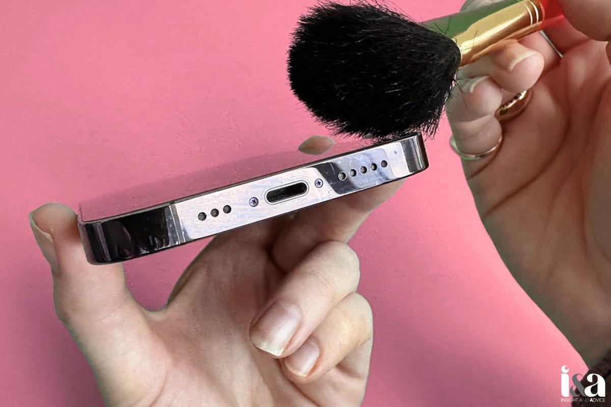 Vệ sinh cổng kết nối của iPhone