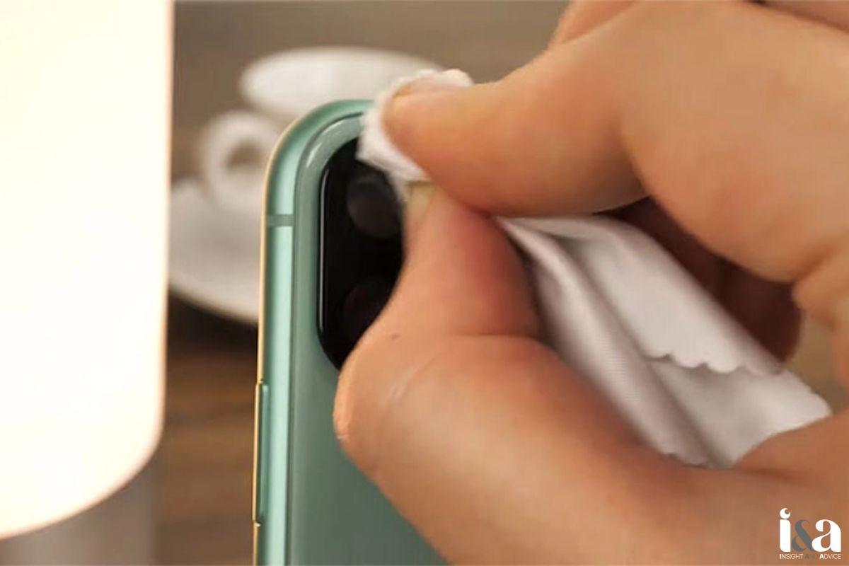 Lau sạch ống kính camera iPhone